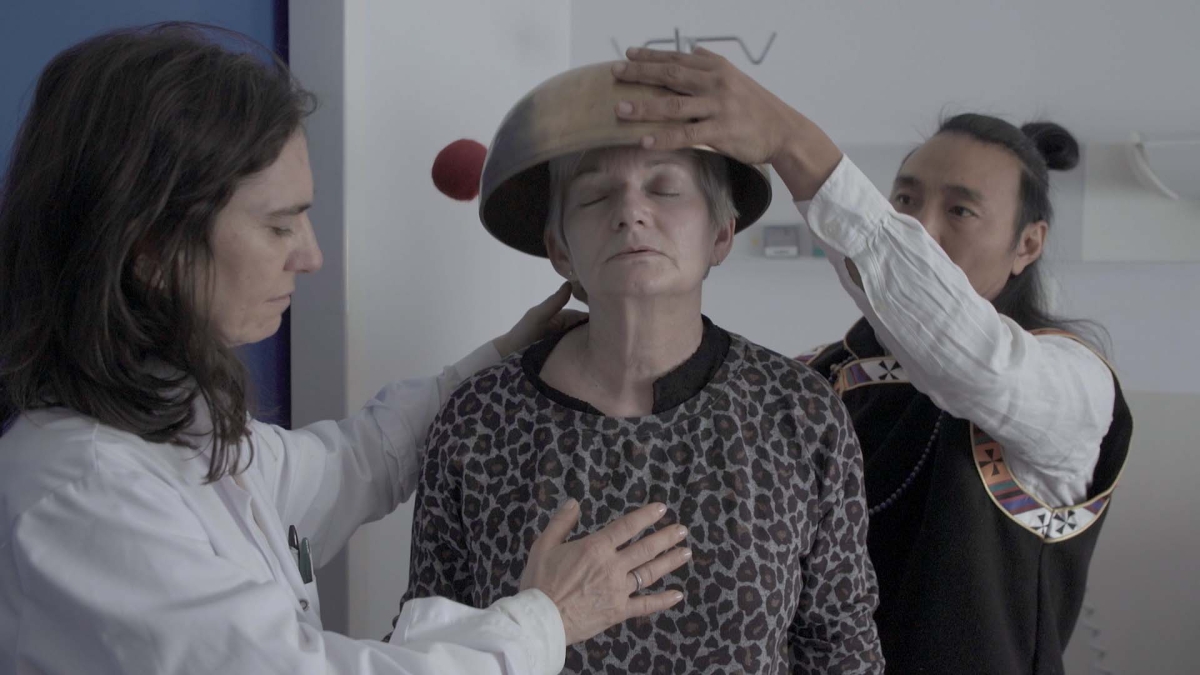 le shaman et la médecin - crédit Nola Films Ladybirds Films