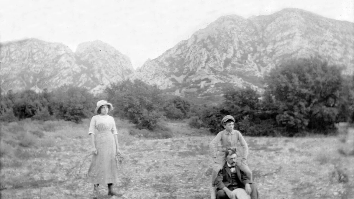 Jean Moulin sur les épaules de son père en 1912 dans les Alpilles Jean Moulin sur les épaules de son père en 1912 dans les Alpilles © Droits réservés Famille Jean Moulin