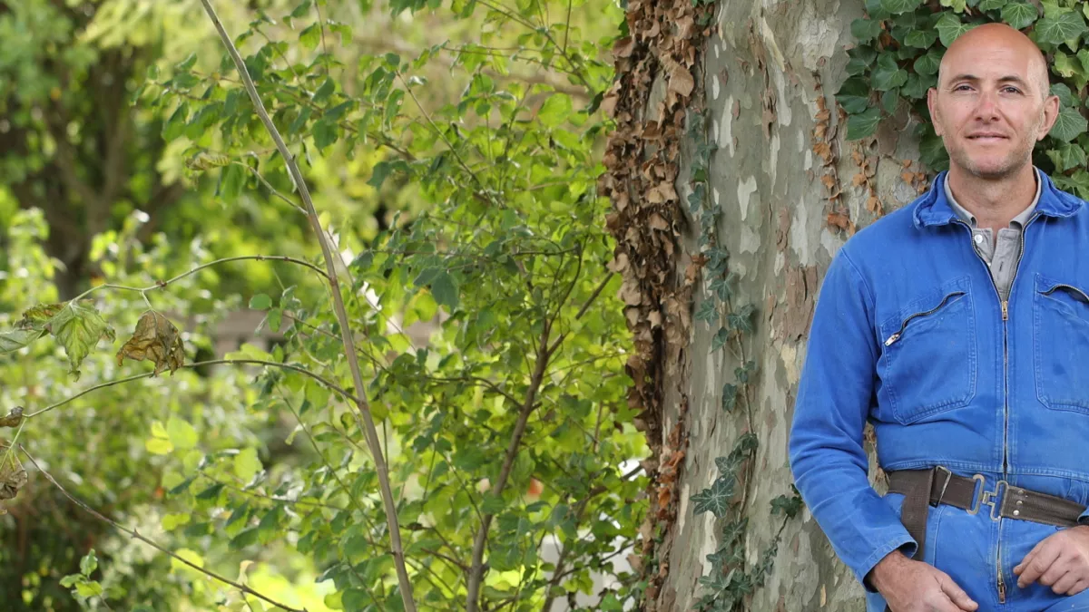 Nicolas est l'un des protagonistes du film "Hêtre ou ne pas être ?" Homme adossé à un arbre