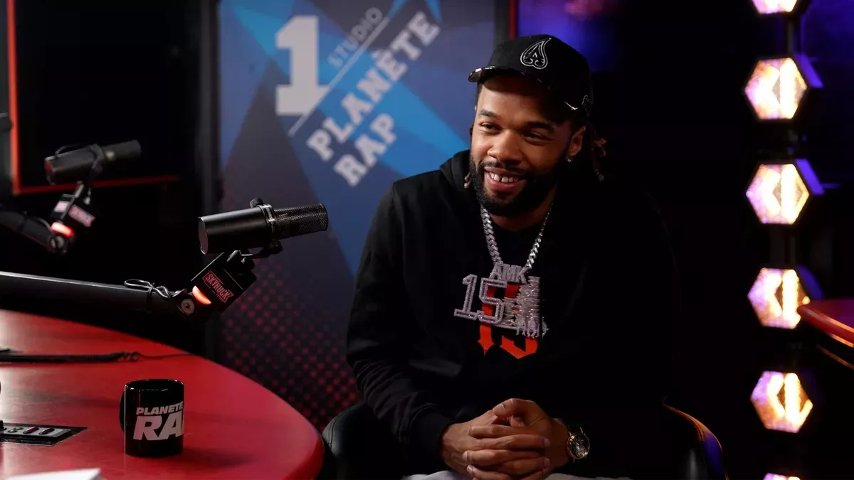 Planète Rap Portée par Fred Musa sur Skyrock, Planète Rap est l'émission rap de référence en France. Découvrez une adaptation télé de ce format radio qui réunit des centaines de milliers d'auditeurs ! Planète rap reçoit le rappeur AMK pour cette nouvelle émission. Originaire de la région parisienne, cet artiste complet, à la fois auteur-compositeur et interprète connaît un réel succès depuis la sortie de son premier projet « 15 » et de sa participation à l’émission Nouvelle Ecole sur Netflix.