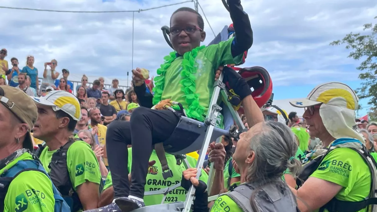 AU COEUR DU GRAND RAID AVEC LES JOËLETTES / MAGAZINE PROPOSE PAR @rEUNIONLA1ERE Lors du Grand Raid, c’est sans doute la course qui suscite le plus d’émotion. Chaque année, des porteurs de handicap participent à l’aventure grâce aux joëlettes, ces fauteuils roulants tout-terrain conçus pour la randonnée.