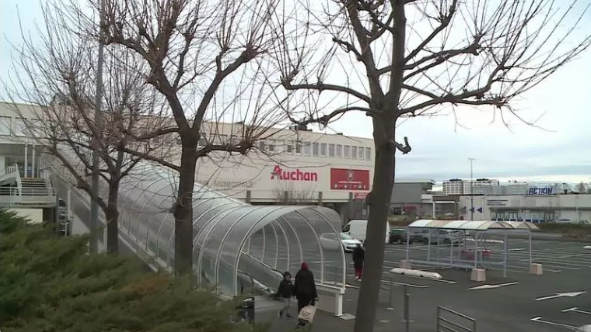 Fermeture Auchan Clermont ""