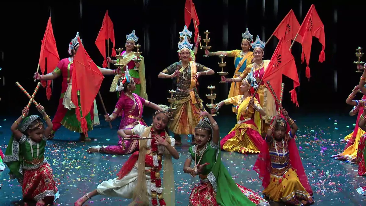 An Vavang, spectacle Danses Indiennes : KATHAMBAM «Mélange de Fleurs» POUTTANDOU VAJTTOUKAL, Bonne année 5124. A l’occasion du Jour de l’An Tamoul, Lynda Sellom professeur et chorégraphe de danses indiennes et ses élèves de l’école de danses Natya Kalamani ont tenu à offrir aux téléspectateurs de Réunion 1ère un spectacle de danses classiques et folkloriques indiennes intitulé Kadambam qui signifie mélange de fleurs depuis la Salle Gramoune Lélé à Saint-Benoit.