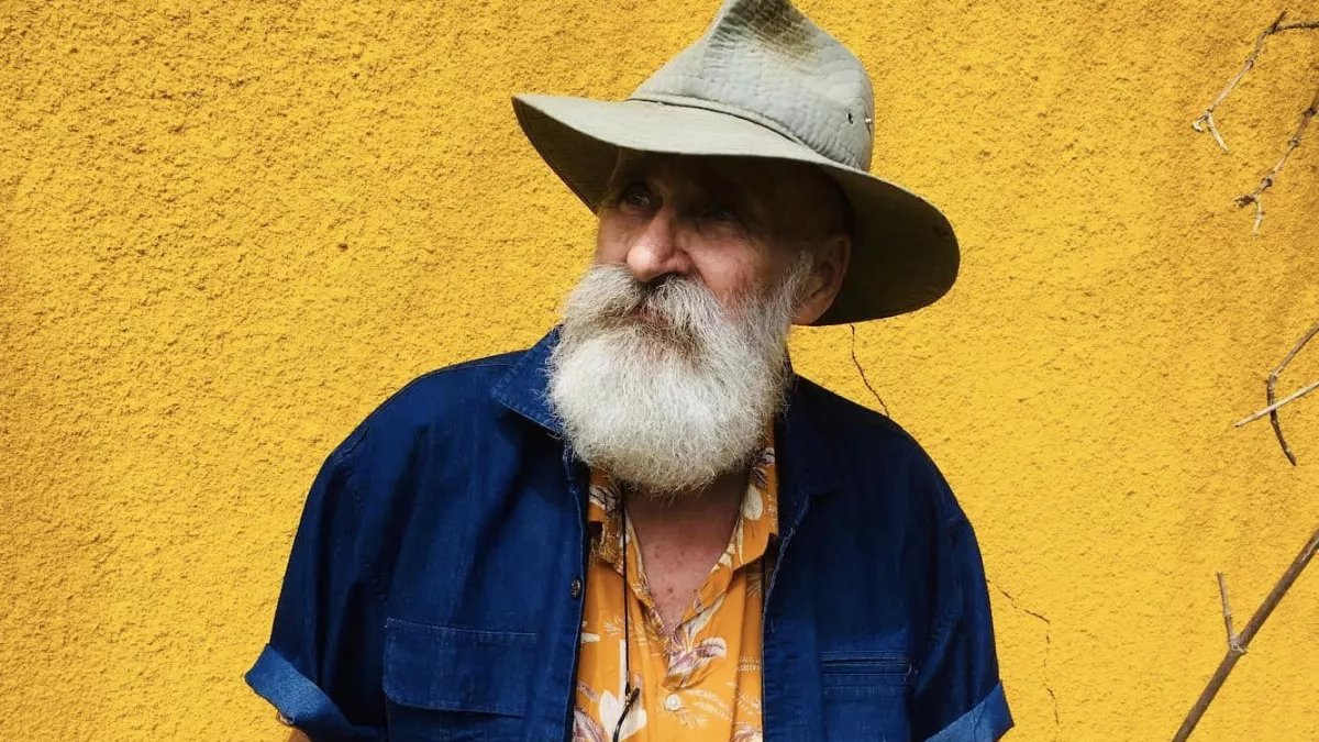 Archipels – Documentaire : HORS CADRE Archipels rend hommage à l’œuvre de Vincent Mengin-Lecreulx, artiste peintre, sculpteur, installateur, interprète, cinéaste, constructeur, scénographe ...disparu le 15 février dernier. L’œuvre atypique de cet artiste contemporain a pris ses racines dans un lieu unique le L.A.C (Lieu d’Art Contemporain) façonné à la Ravine des Cabris par lui-même en 1980 aux côtés de son épouse Roselyne. C’est le lieu où il a tout créé et construit, des bâtiments aux jardins, en passant par les maisons d'artistes accueillan