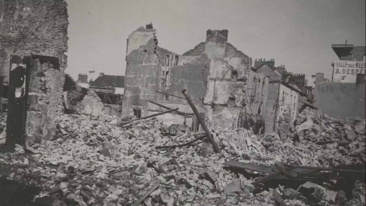 Batiments et maisons en ruines rue du Bois Savary près de la rue Roger Salengro