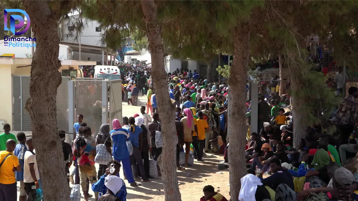 Migrants qui attendent dans une file Migrants qui attendent dans une file