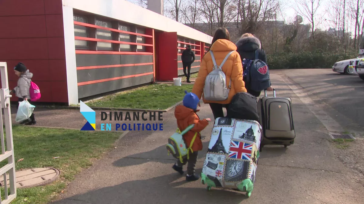 Dimanche en politique Europe - Réfugiés ukrainiens - crédit FTV Réfugiés ukrainiens de dos avec leurs valises