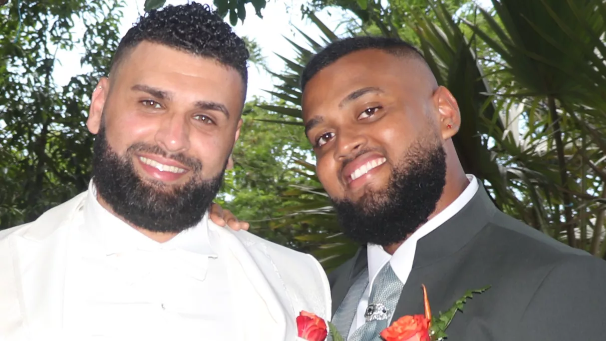 Mariage 6 : Dylan et Damien "Damien et Dylan, tous deux 25 ans, se rencontrent sur les réseaux sociaux et c’est le coup de foudre immédiat. Damien, homosexuel assumé, trouve en Dylan, tiraillé par la pression familiale et la pression des regards, son âme-sœur