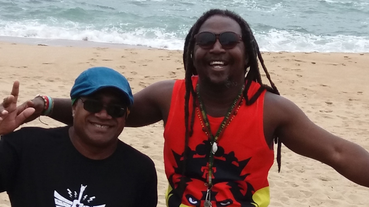 ARCHIPELS : EDOU & THUTHUKAN L’histoire d’une amitié et d’une aventure musicale entre deux artistes de l’Hémisphère Sud : Edou, chanteur compositeur renommé de Nouvelle-Calédonie et Thuthukani Cele, le Sud- Africain, arrangeur et clavier de Lucky Dube