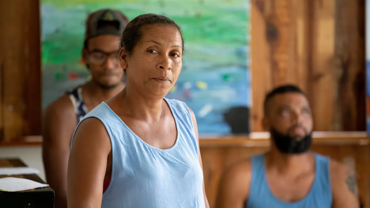 Archipels : Gratter la mer et repeindre le ciel Comment raconter ce moment d’après la marée noire causée par l’échouage du Wakashio en juillet 2020 sur les récifs du sud-est de l’île Maurice, qui a provoqué la sidération des habitants. ? Que se passe-t-il une fois les yeux du monde refermés ? Une fois le mazout absorbé, les traumatismes disparaissent-ils aussi ? C’est en réfléchissant à comment inscrire un film dans ce silence qui a suivi la catastrophe que j’ai rencontré Lionkklash, slameur et poète mauricien.