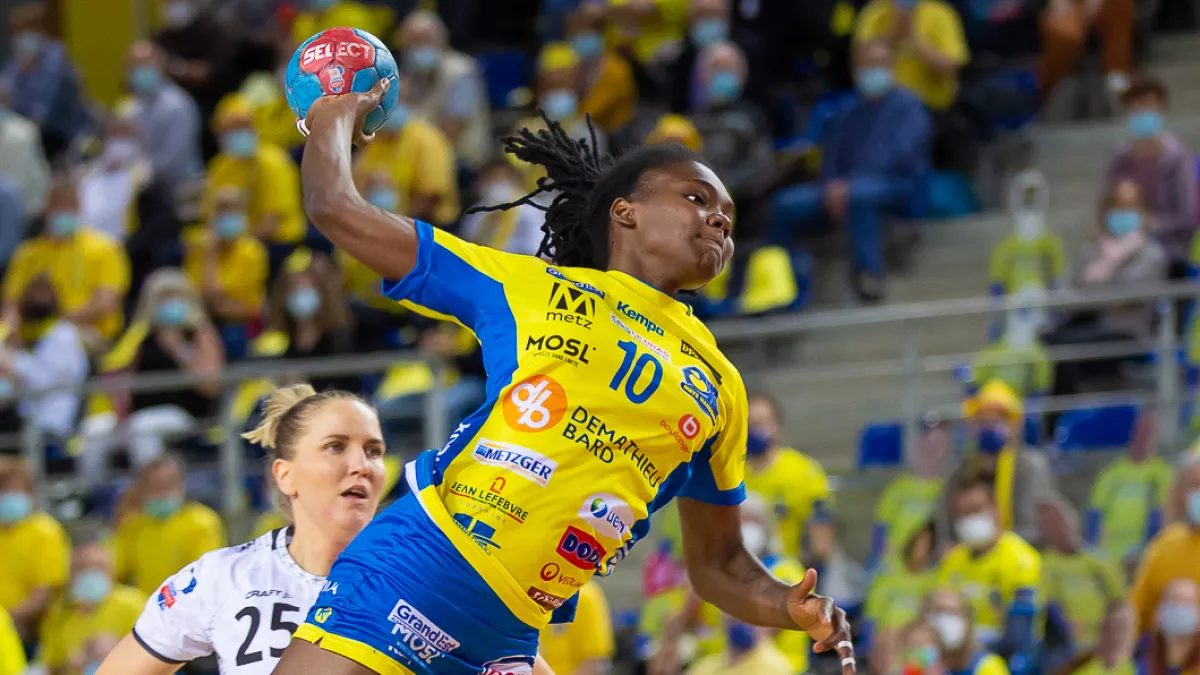 Joueuse du Metz Handball en action Joueuse du Metz Handball en action
