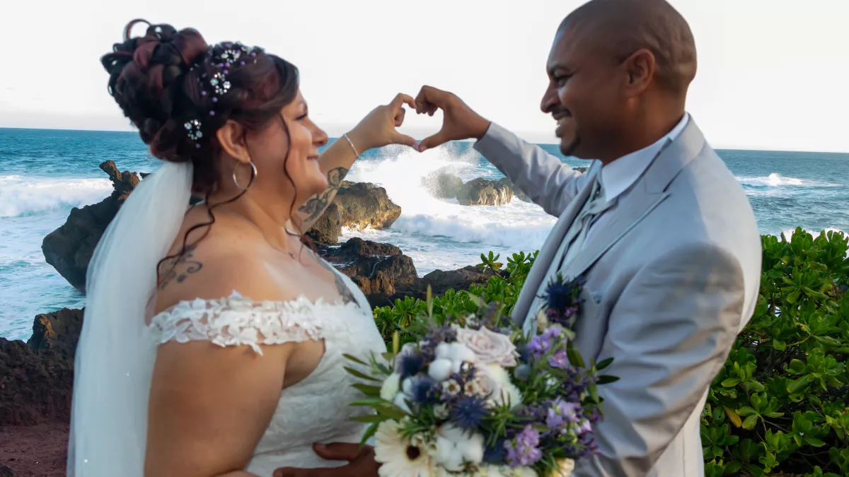 LAMOUR LÉ DOU SAISON 13 LAMOUR LÉ DOU SAISON 13 sur @Reunionla1ère : 6 mariages, 6 histoires et un témoin privilégié, Rocaya ! Lamour lé dou fait sa rentrée sur Réunion la 1ère. Rocaya signe son retour le vendredi 07 février 2025 dès 19.50 pour une nouvelle saison placée sous le signe de l’émotion.Mariage 1 : Johanne & Johan Quand Johan rencontre Johanne leur histoire d’amour prend immédiatement une tournure passionnée.