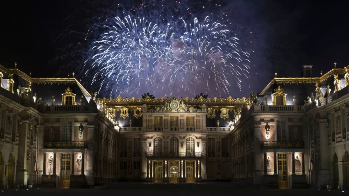 LA GRANDE SOIREE DU 31 A VERSAILLES Pour clore cette année 2020 si particulière, France Télévisions, fidèle à son engagement en faveur du patrimoine, offre à son public une soirée de réveillon populaire au Château de Versailles, l'un des monuments préférés des Français, classé au patrimoine mondial de l'humanité.