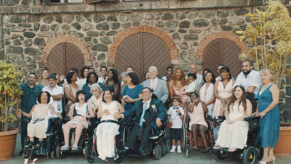 LAMOUR LE DOU SAISON 11 Six mariages et un témoin privilégié, Rocaya ! Pendant 6 semaines, Rocaya nous présentera des cérémonies magiques, féeriques et innovantes. Les spécificités des 6 mariages en concurrence seront mises en avant à travers différentes cultures et devant l’oeil de nos caméras. N’oubliez pas qu’après chaque diffusion, les téléspectateurs voteront pour leur couple préféré. Une soirée de rattrapage sera proposée aux indécis pour le choix de leur couple favori. Tous se retrouveront pour la grande finale lors d’une