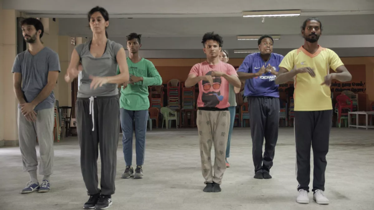 LE POIDS DE LA JOIE Au travers la création d'un spectacle en Inde et d'ateliers de danse intégrante, des personnes handicapées explorent leurs limites pour se construire.