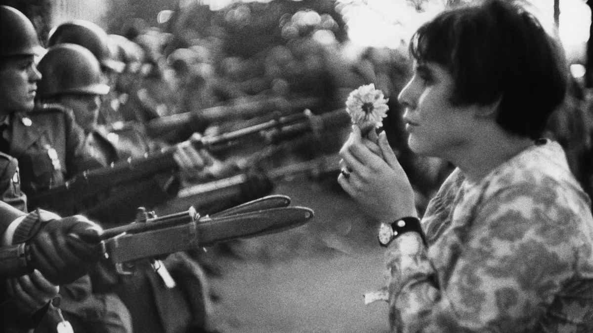 La jeune fille à la fleur, manifestation contre la guerre du Vietnam, Washington D.C., EtatsUnis, 1967 © Marc Riboud Fonds Marc Riboud au MNAAG.jpg