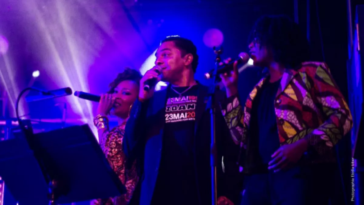 Tonny Chasseur, dirigeant du groupe "DÉCHENNÉ" et ses choristes