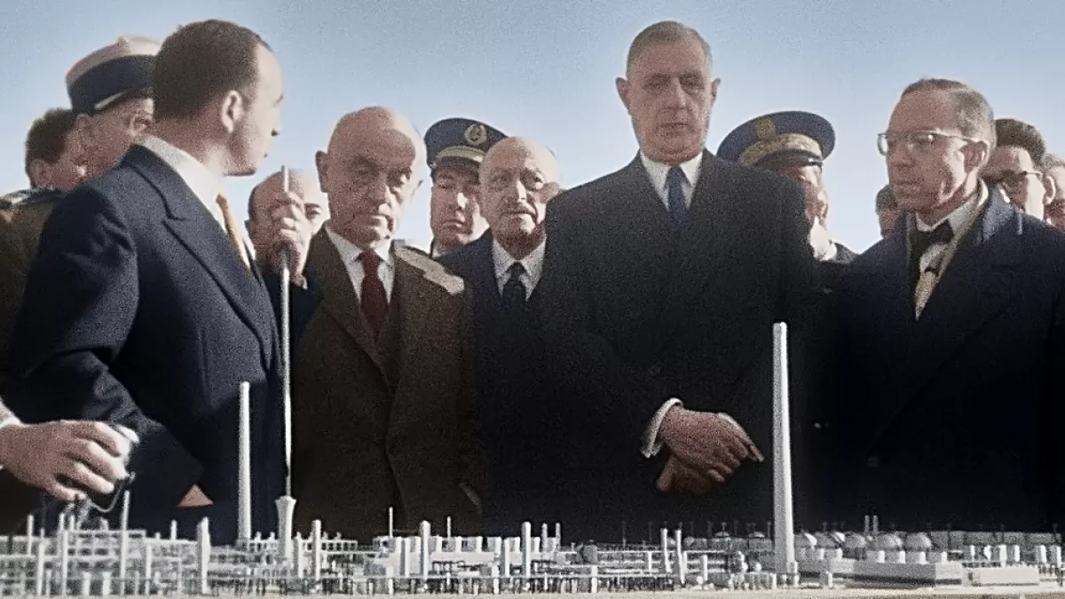 DE GAULLE BATISSEUR_De Gaulle à Lacq 1959 ©Gaumont Pathé Archives_colorisee.jpg DE GAULLE BATISSEUR_De Gaulle à Lacq 1959 ©Gaumont Pathé Archives_colorisee.jpg