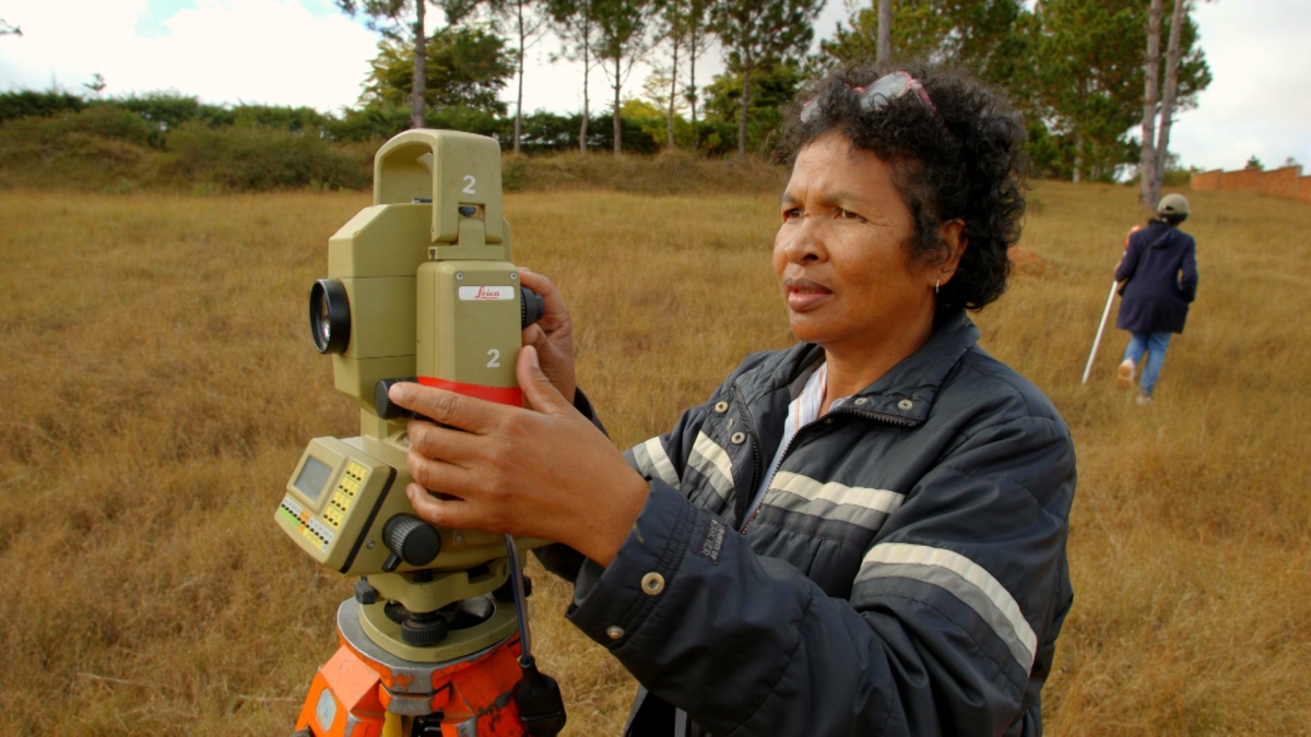 RCHIPELS : MESURER LA TERRE A Madagascar, au cœur de l’Océan Indien, la terre est sacrée. Pour assurer une volonté partagée de vivre ensemble, la population mesure l’importance de sécuriser ses terres par un droit de propriété.