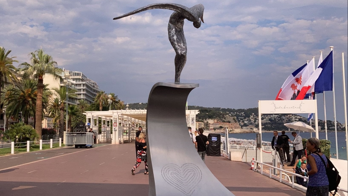 L'Ange de la Baie, l'œuvre mémorielle en hommage aux victimes de l'attentat du 14 juillet 2016 à Nice © Dominique Malige Sculpture commémorant l'attentat de Nice