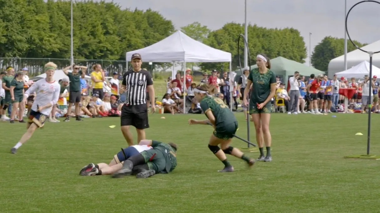 Des équipes se confrontent en quadball, un sport inclusif 