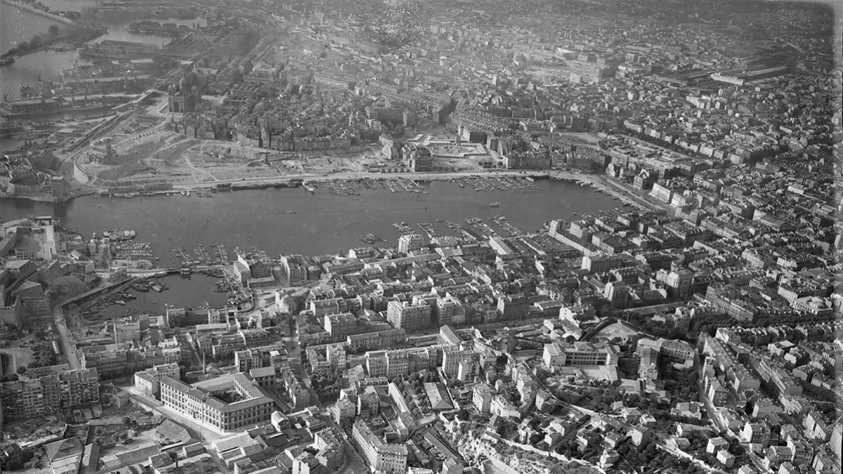 1943 : vue du Vieux-Port après la destruction du quartier Saint-Jean, entièrement rasé ©IGN Documentaire "La rafle oubliée" : photo d'archive du Vieux-Port de Marseille