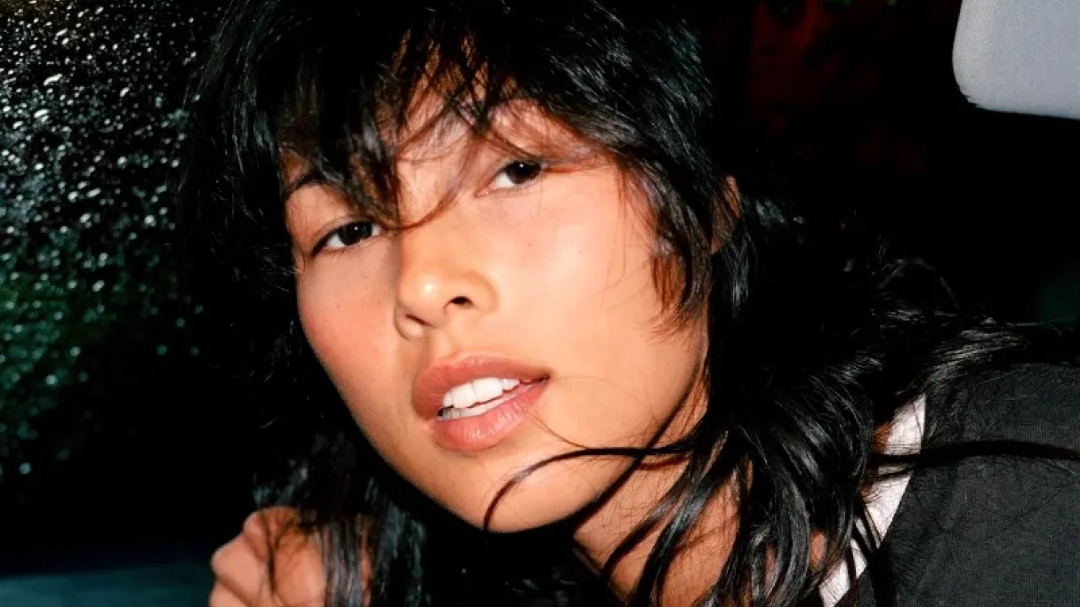 MIKI | 🇫🇷 France • Pop Hybride 👉 Scène LA POUDRIÈRE – 20h00 | CAPTATION DANS LES CONDITIONS DU DIRECT (Télé & Radio) C'est l'histoire d'une pop moderne, hybride et singulière, née dans l'intimité d'une chambre parisienne avant d'éclater au grand jour. Miki écrit, parle et chante à la première personne, posant un regard brut, direct et teinté d'autodérision sur le quotidien. 