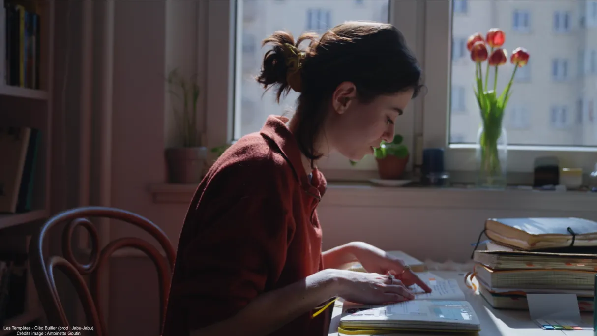 Cléo Bullier  lit son journal intime dans le documentaire Les tempêtes, vivre avec le trouble dysphorique prémenstruel,