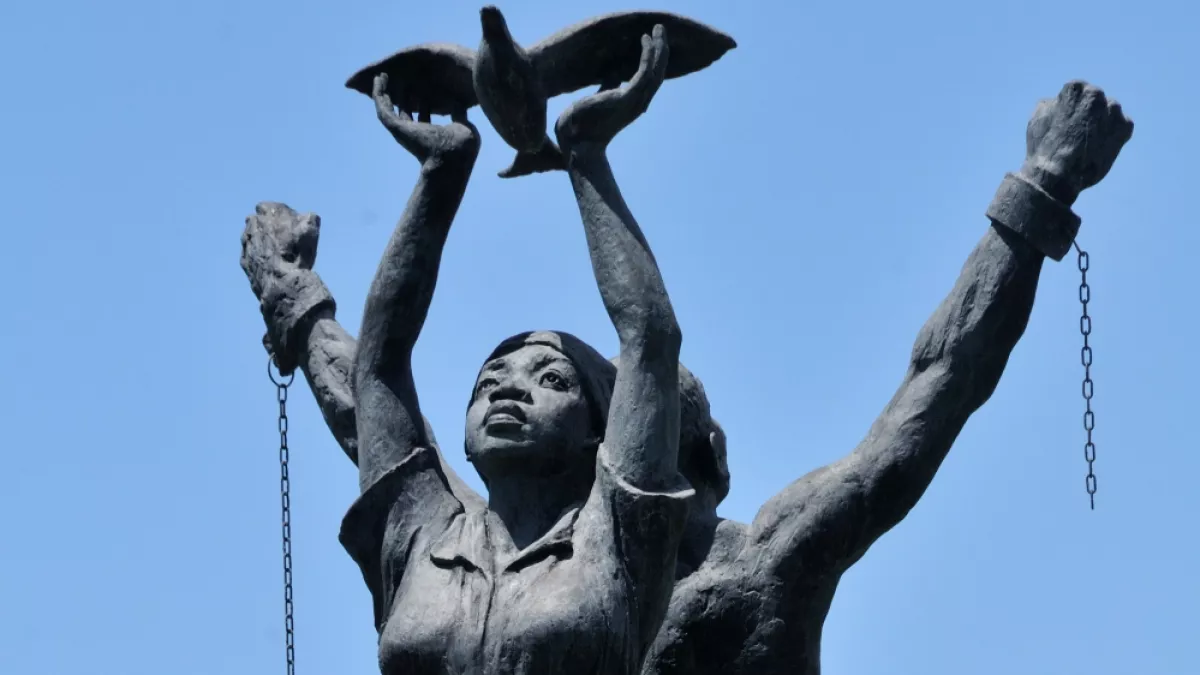© droits réservés Statue "Les marrons de la liberté" du guyanais Lobie Cognac érigée au rond-point Adélaïde Tablon à Rémire-Montjoly (Guyane)