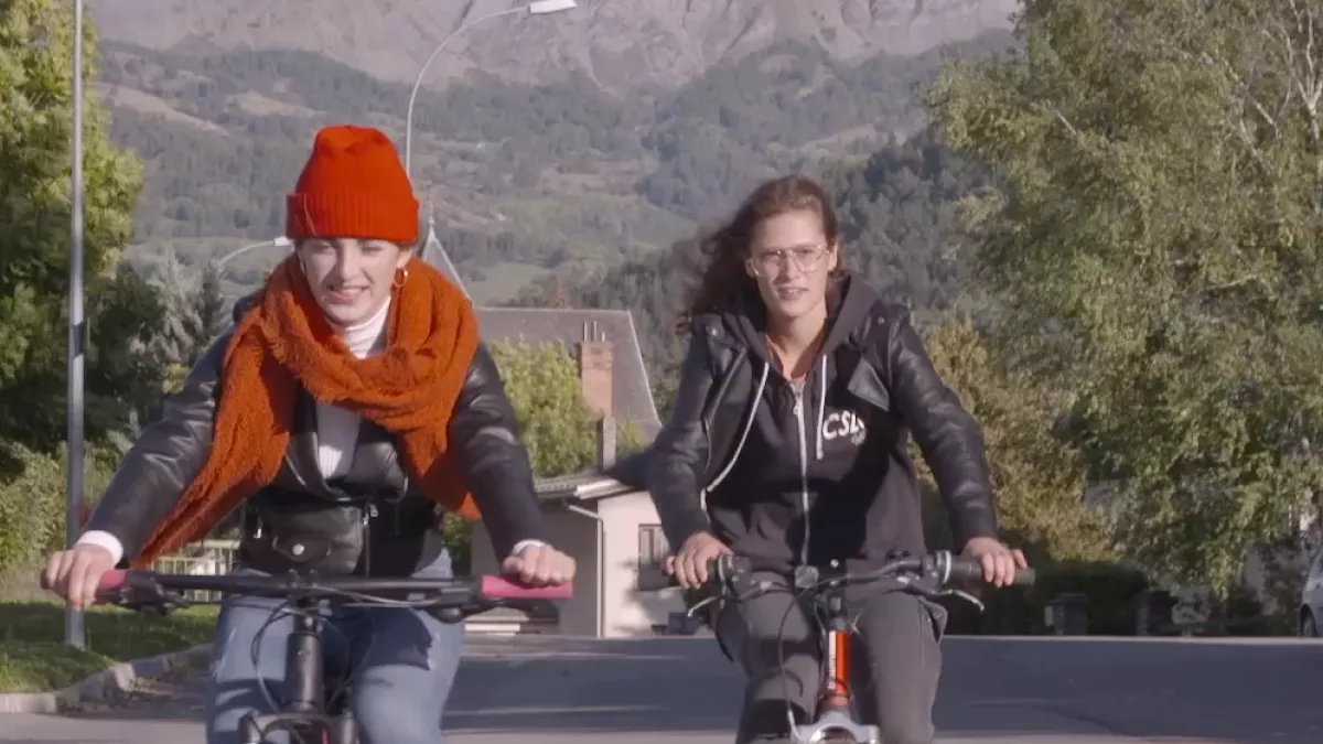 Léa et Camille dans le documentaire "La Vallée" Deux jeunes filles à vélo