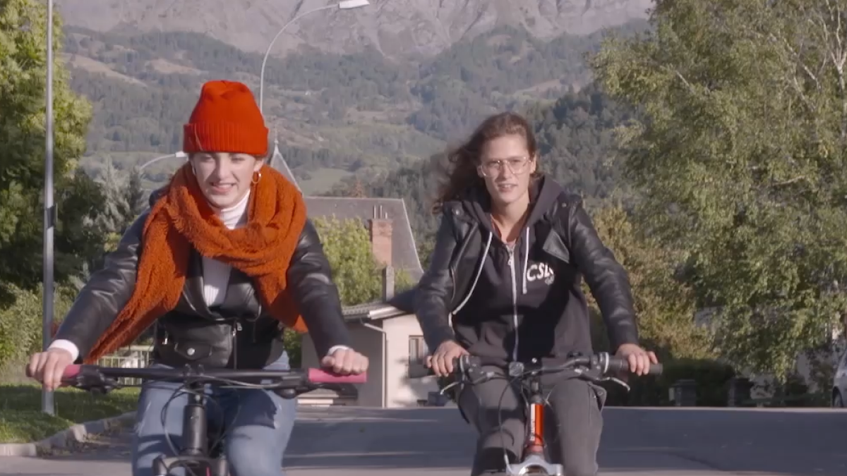 Deux jeunes filles à vélo