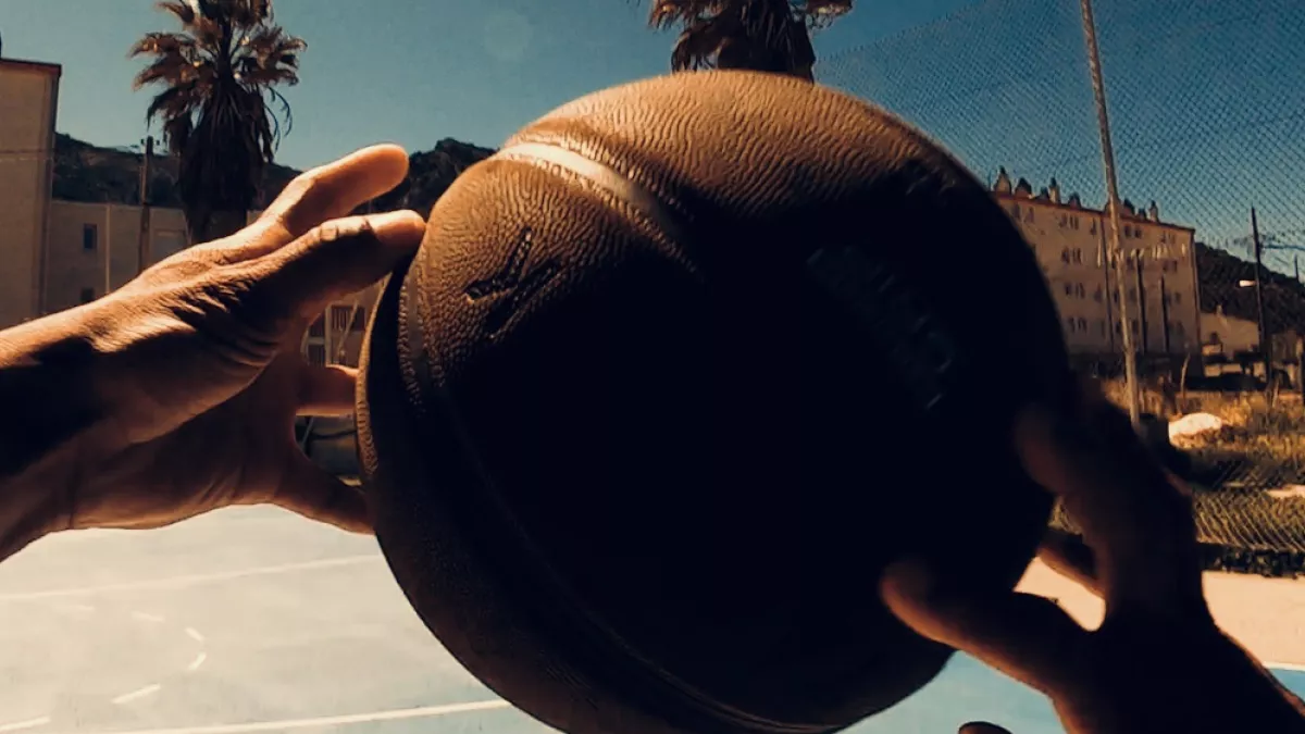 Sports Sud Mains tenant un ballon de basket