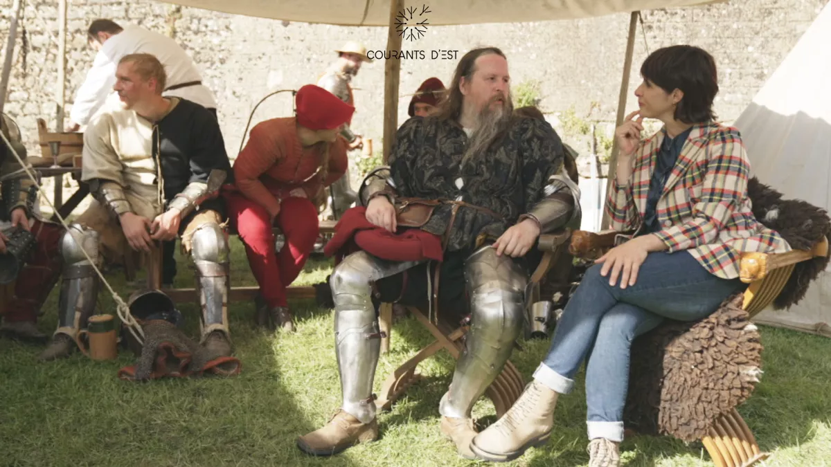 Courants d'Est - Sedan au temps des chevaliers - crédit FTV Château de Sedan, Carine Aigon au Festival avec chevaliers - Courants d'Est