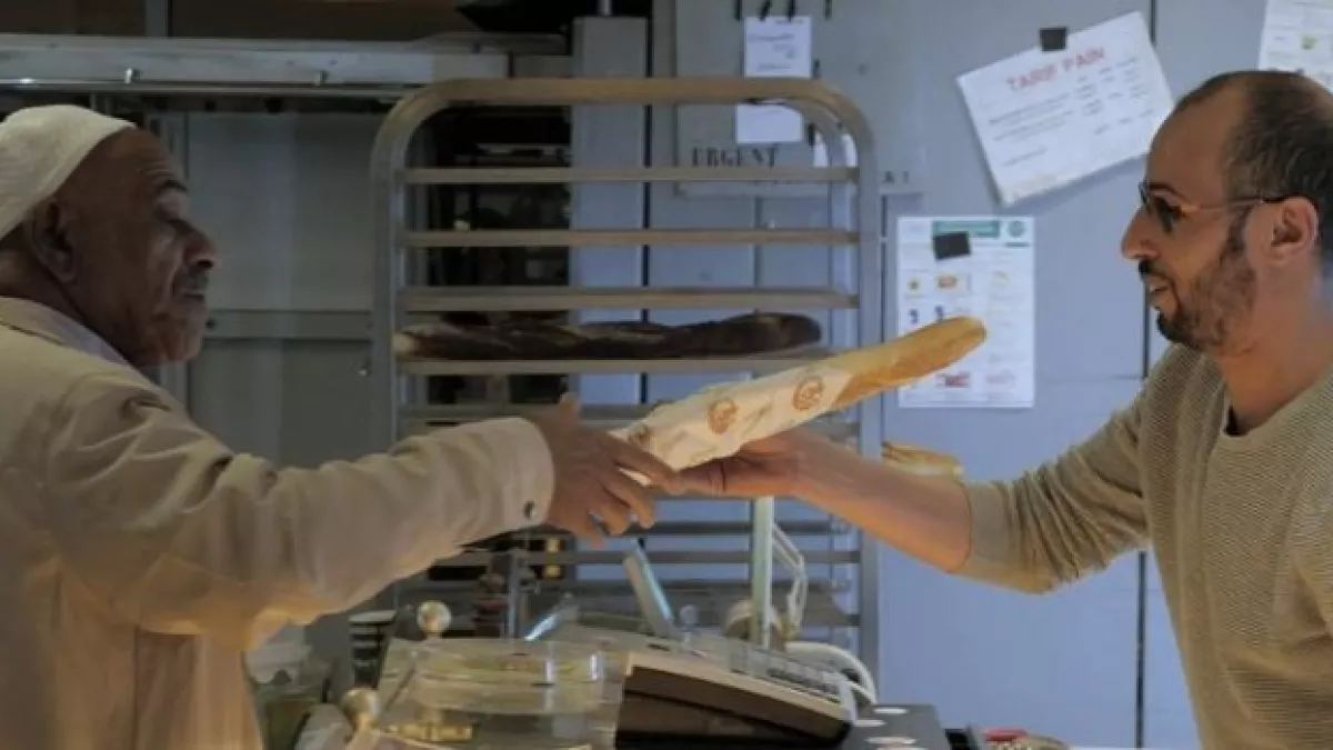 Des livres et baguettes Client dans une boulangerie qui achète du pain