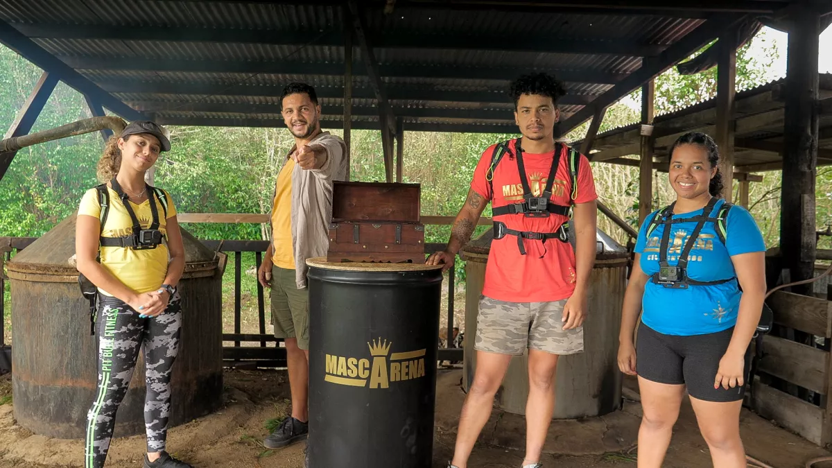 MASCARENA, L’ILE INTENSE Le 1er jeu d’aventure 100% réunionnais Pour ce troisième rendez-vous, Maurane, Aïna et notre jeune guest star péi, Clara, la chanteuse du succès « Kozmen domoune », devront à leur tour triompher des épreuves préparées par Tony.