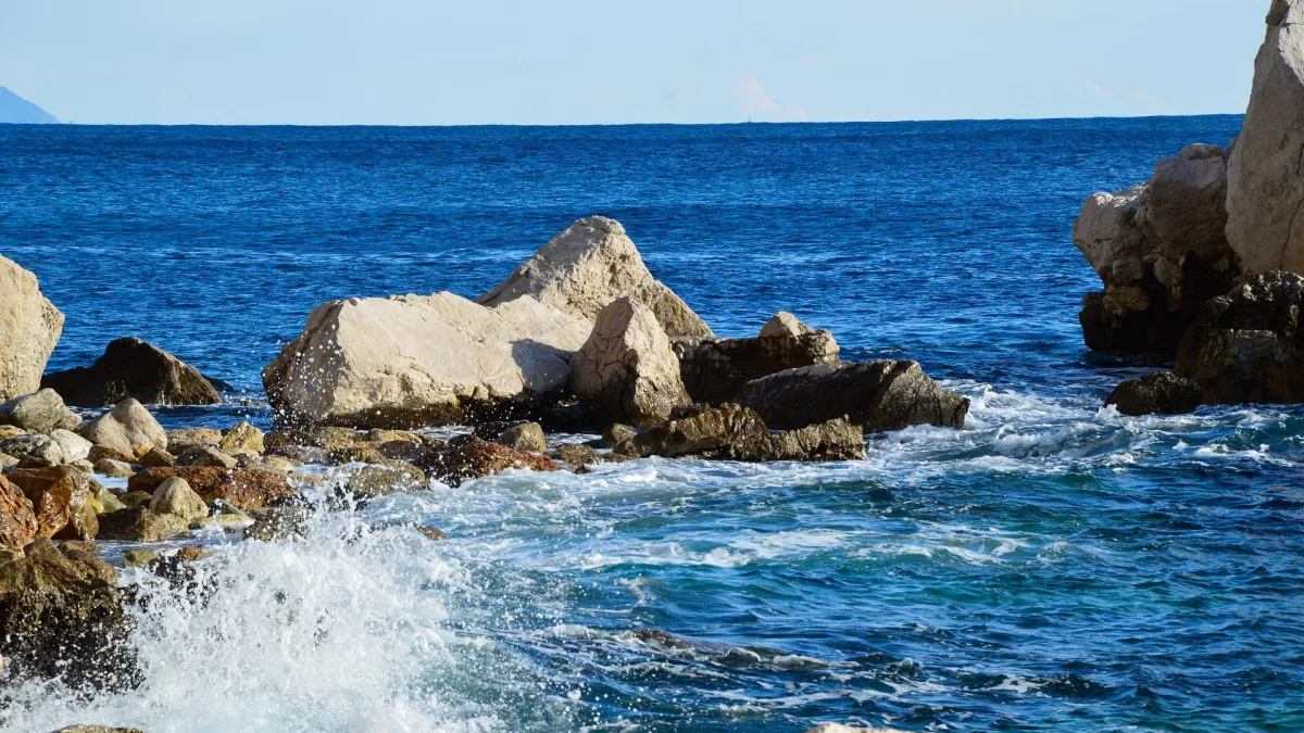 Journée mondiale de la mer sur France 3 Provence-Alpes-Côte d'Azur © Pixabay Rochers en mer Méditerranée