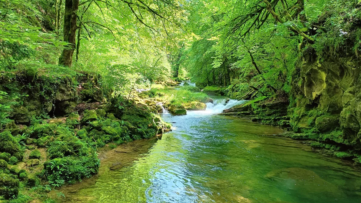 TALE vallée loue la rivière de la Loue dans la vallée d'ornans