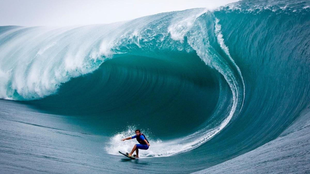 Le surfeur australien Julian Wilson à Teahupo'o
