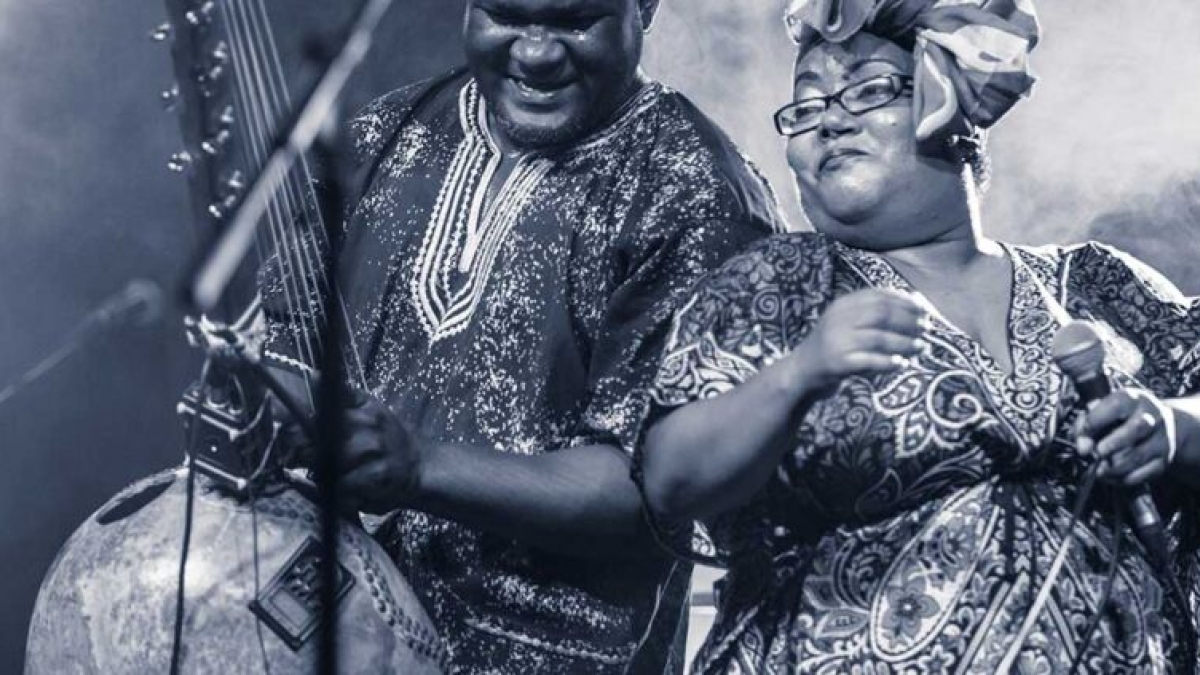 Votia au Sakifo 2021 - La puissance et l’authenticité du Maloya ! Chez Marie-Claude Lambert-Philéas, la musique est une histoire de famille ; les rythmes Maloya de feu son papa – Gramoun Lélé – coulent dans son cœur, dans ses veines.