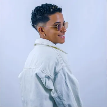 LÉA CHURROS | 🇷🇪 La Réunion • Frenchurban Pop 👉 Scène FILAOS – 20h00 | EN DIRECT (Télé & Radio) À seulement 21 ans, la dionysienne Léa Churros est devenue un véritable phénomène musical à La Réunion, connaissant un succès fulgurant. Inspirée par la pop urbaine et des artistes comme Tayc, elle débute en cassant les codes sur internet avant de sortir son premier single "Bébé" (en collaboration avec Varian Ben), qui totalise plus de 2 millions de vues