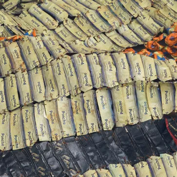 © Maximilian Geuter. Courtesy Haus der Kunst, Germany.  Photograph of « Sasa » – El Anatsui. 