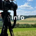 Journaliste reporter d'images qui filme la nature