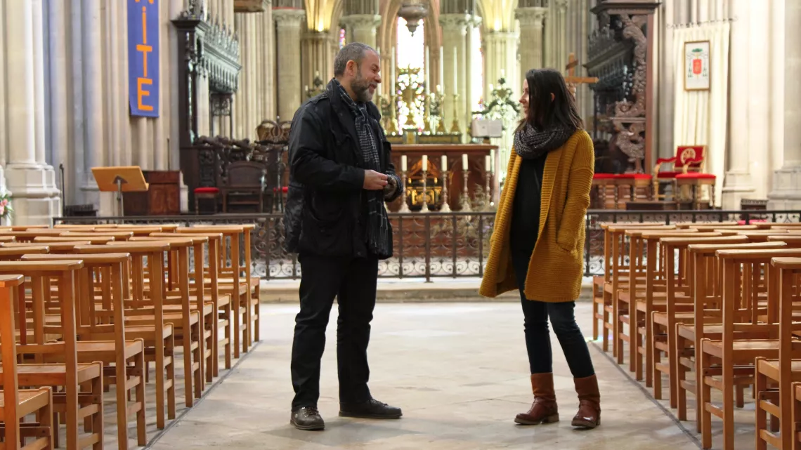Emmanuel Maubert dans une église