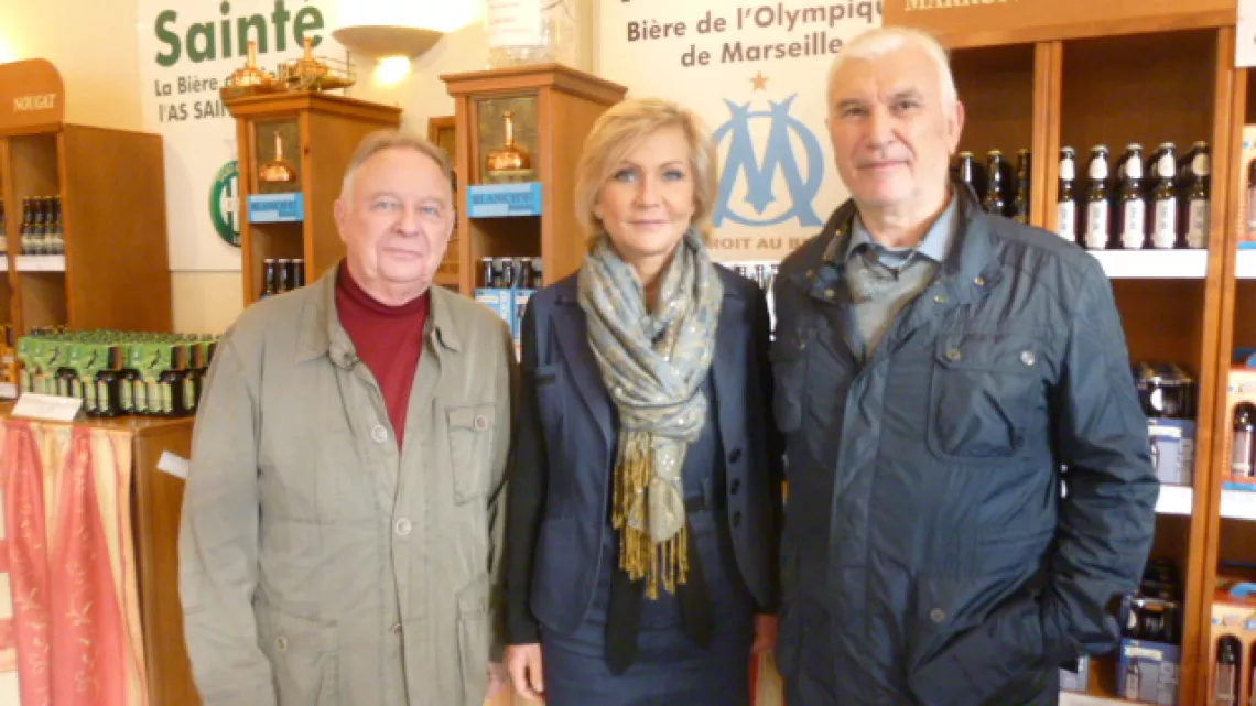 Odile avec Mathieu Poli propriétaire de l'hôtel Helvie et Christian Bourganel