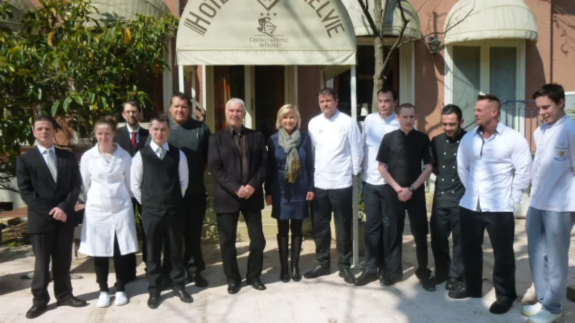 Photo de groupe de l'équipe de l'hôtel Helvie à Vals les Bain