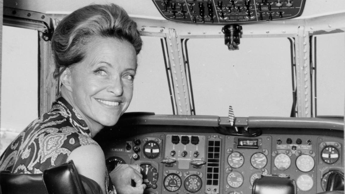 Jacqueline dans un cockpit