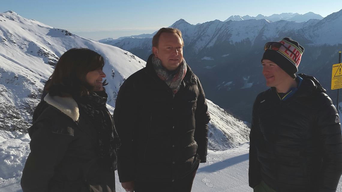 Anne Sophie Mandrou et Fabrice Goll avec Paul-Henri De Le Rue Champion de snowboard