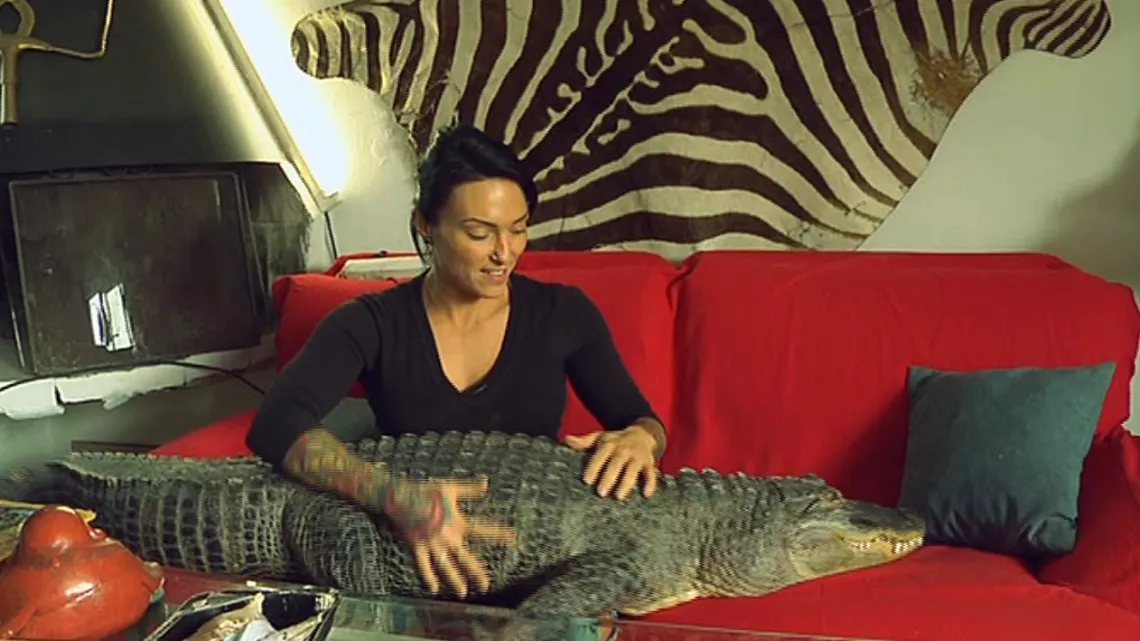 Une femme et un crocodile