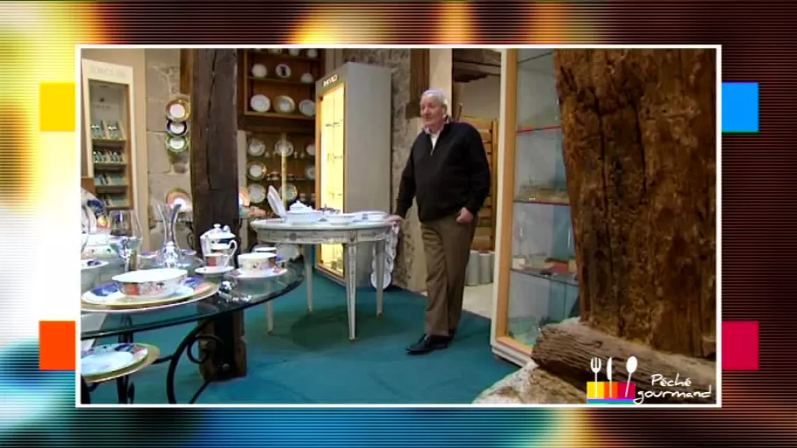Gérard dans son magasin de porcelaine à Limoges