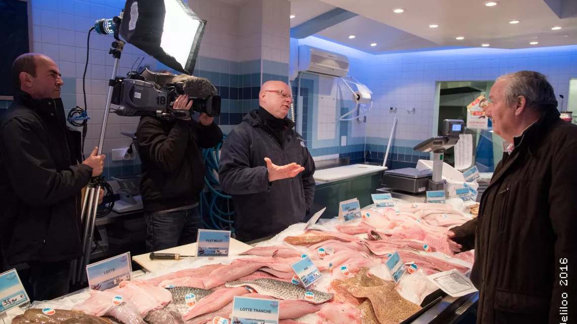Gérard dans la poissonnerie de Jean-Luc